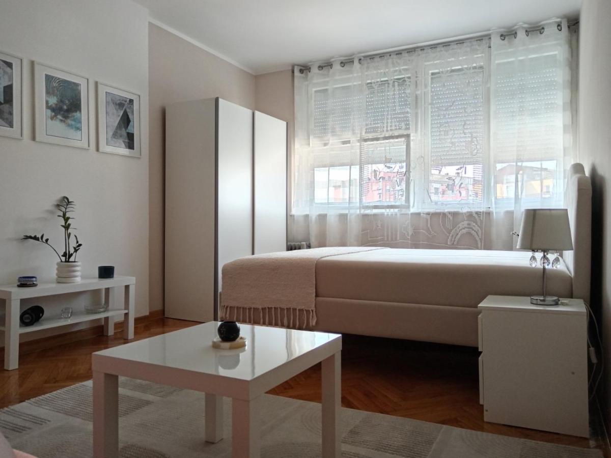 Red Square Apartment Pirot Exteriér fotografie